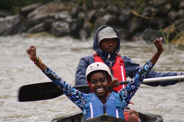 Viagem de canoa no meio do dia Mukungwa River saindo de Musanze