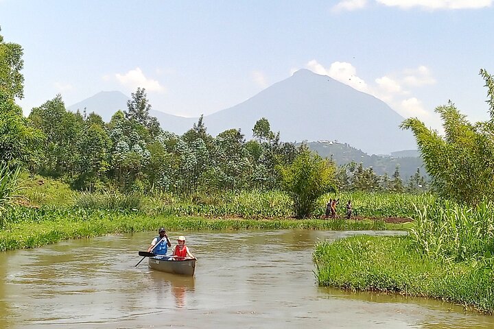 Viagem de canoa no meio do dia Mukungwa River saindo de Musanze