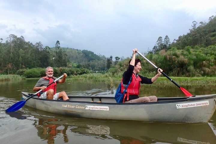 Viagem de canoa no meio do dia Mukungwa River saindo de Musanze