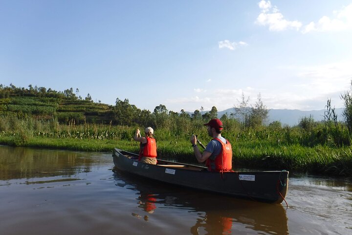 Viagem de canoa no meio do dia Mukungwa River saindo de Musanze