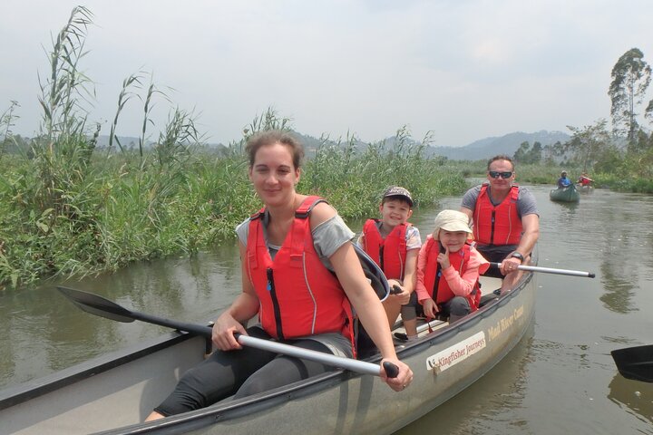 Viagem de canoa no meio do dia Mukungwa River saindo de Musanze