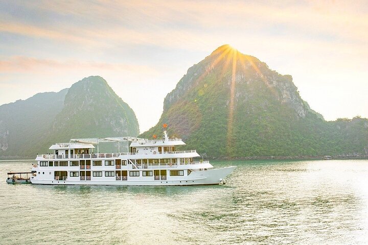 2 - Day Ha Long-Lan Ha Bay-Bai Tu Long Bay 5 Sterne Kreuzfahrten und Balkon
