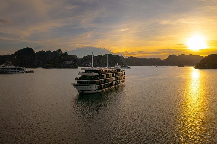 2 - Day Ha Long-Lan Ha Bay-Bai Tu Long Bay 5 Sterne Kreuzfahrten und Balkon