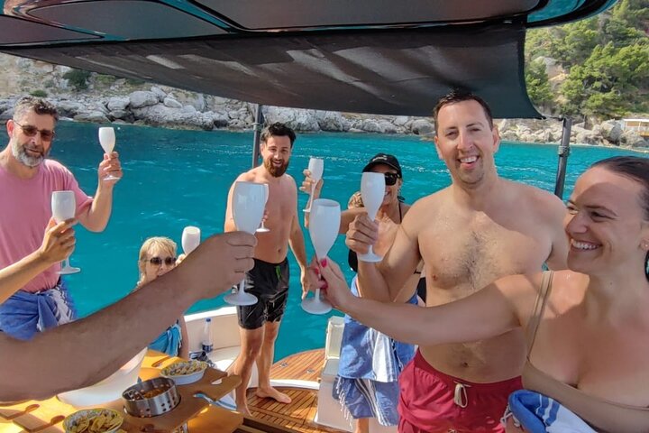 Capri em um dia: passeio de barco + visita à cidade + bar gratuito + brunch