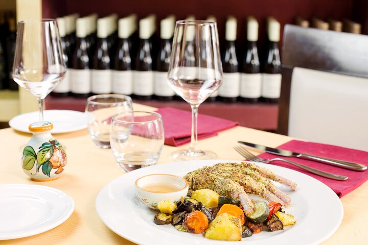 Radda i Chianti: Vinprovning, kældertur og toscansk frokost
