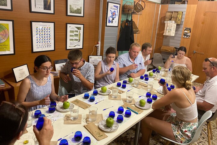 Tour de comida tradicional, degustación de aceite de oliva con almuerzo en Kalamata, Messinia.