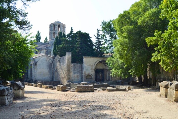 Visita histórica a pie de la Antigua Arlés con una aplicación