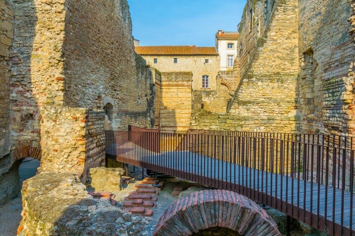 Visita histórica a pie de la Antigua Arlés con una aplicación