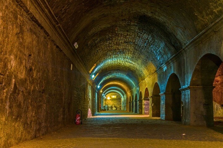 Visita histórica a pie de la Antigua Arlés con una aplicación