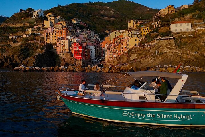Croisière au coucher du soleil Cinque Terre avec apéritif au départ de Monterosso