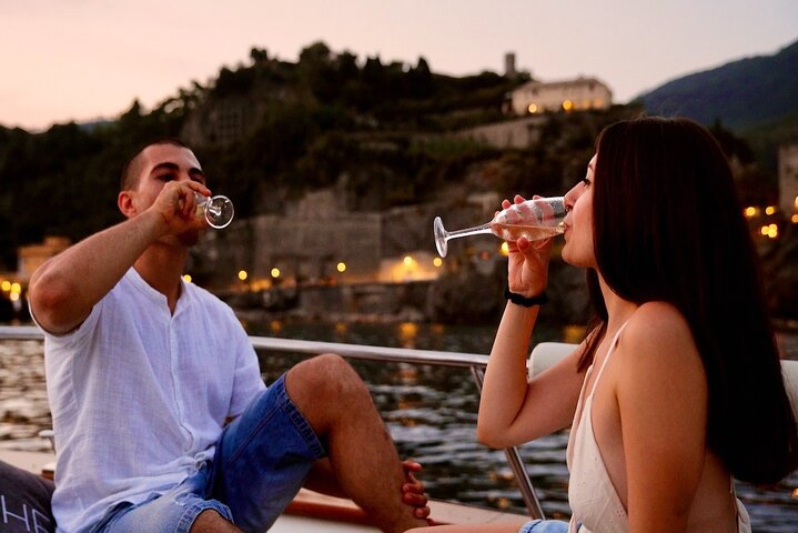 Croisière au coucher du soleil Cinque Terre avec apéritif au départ de Monterosso