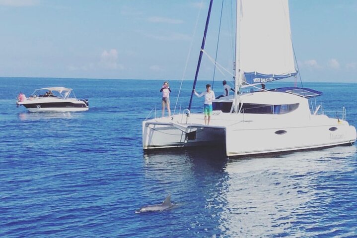 Setzen Sie die Segel auf einem All-Inclusive-Katamaran nach Ile Aux Benitiers