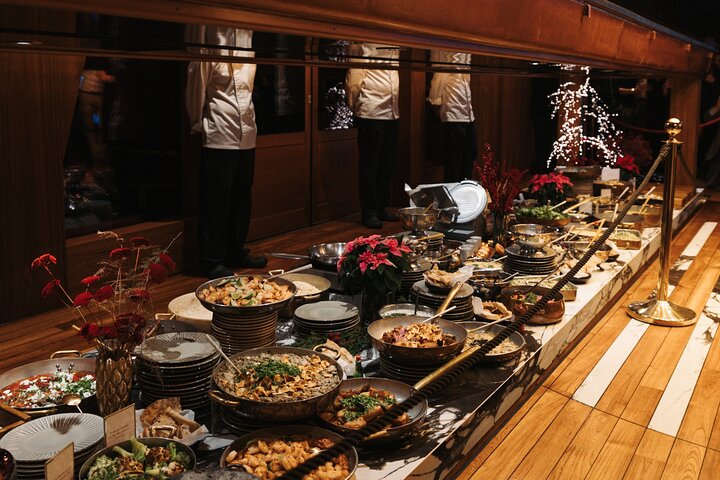 Budapest Dinner Cruise with Live Music & Unlimited Drinks