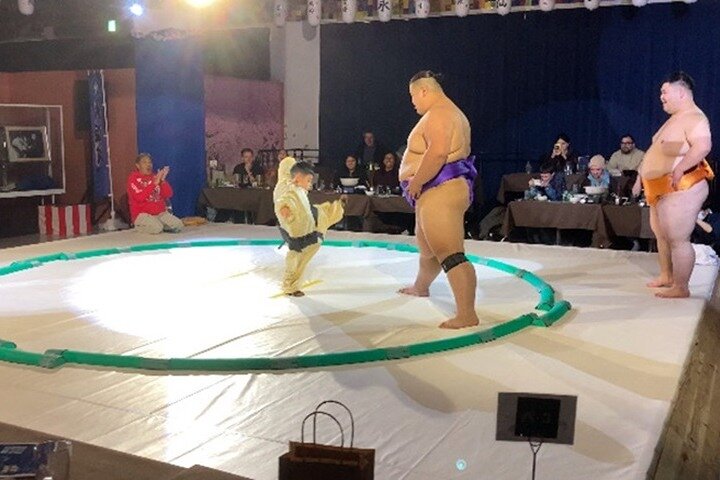 Närbild Sumo Experience på Ochi Stable: Wear Kimono in Stockholm