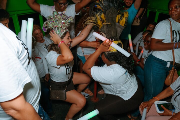 Bus de fête pour la vie nocturne à Aruba avec boissons illimitées et DJ