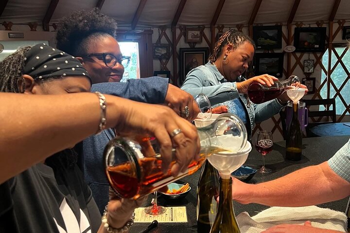 Fazer vinho divertido - arte ou química? Diversão noturna de data a oeste de Little Rock