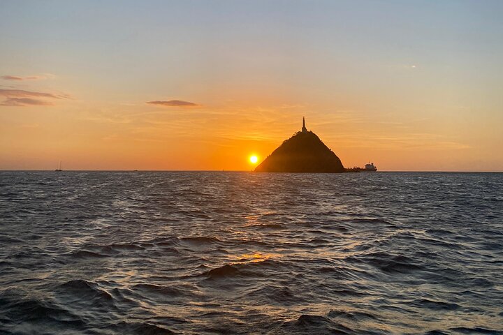 Sonnenuntergang in der Bucht von Santa Marta in einem Segelboot