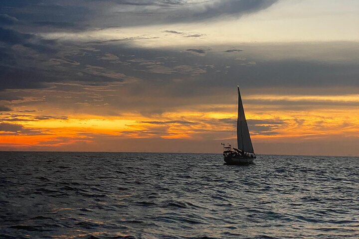 Sonnenuntergang in der Bucht von Santa Marta in einem Segelboot