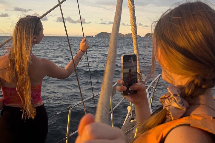 Sonnenuntergang in der Bucht von Santa Marta in einem Segelboot