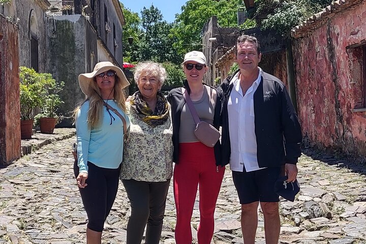 Tour a pie Colonia del Sacramento. ENG, SPA, GER, POR