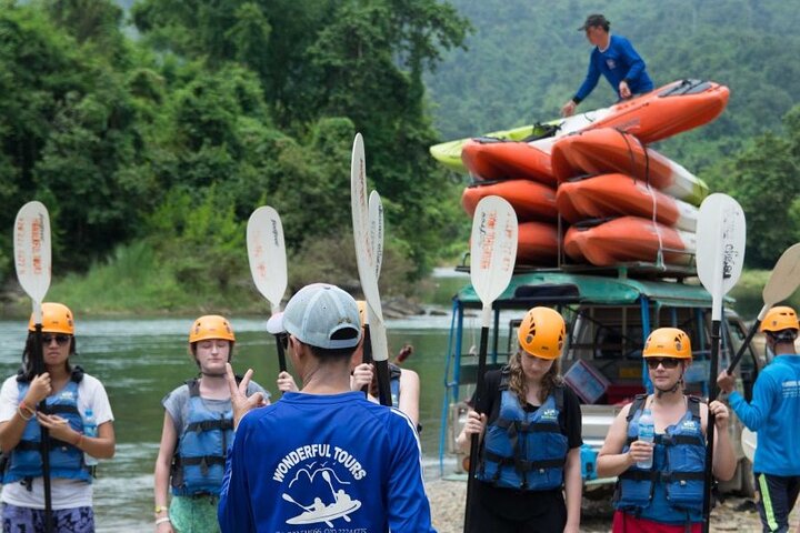 En dag Kayaking, Zipline og Tubing i Grotte fra Vang Vieng