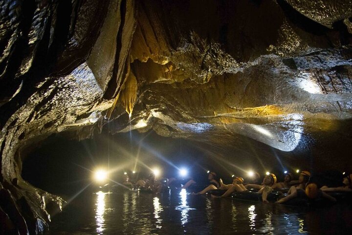 En dag Kayaking, Zipline og Tubing i Grotte fra Vang Vieng