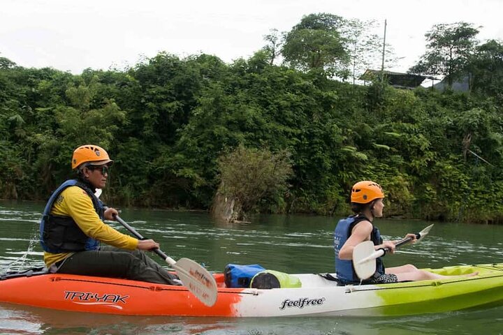 En dag Kayaking, Zipline og Tubing i Grotte fra Vang Vieng