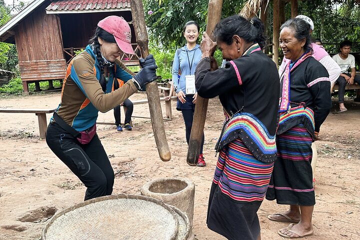 Bungalower och bambu spår: A 4 - Day Luang Namtha Cultural Retreat