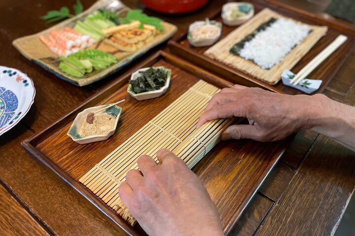 Japanse kookles met lokale familie in de oude binnenstad van Takayama