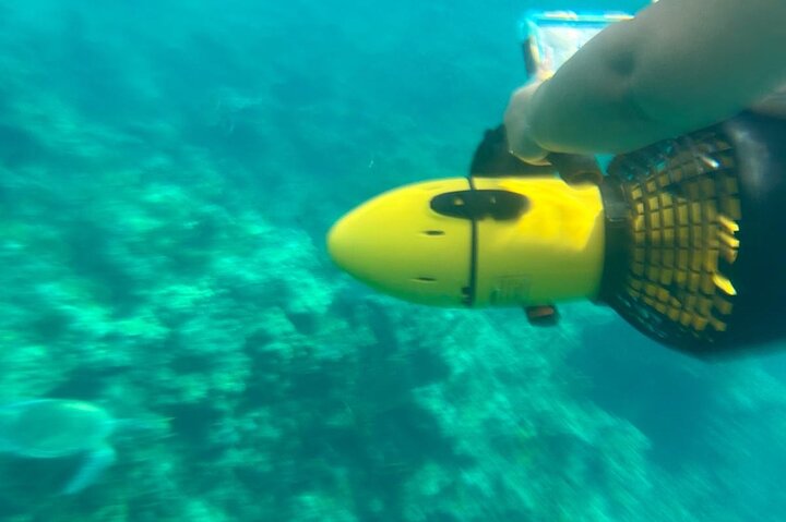Aventura de snorkel en scooter marino en las Bahamas