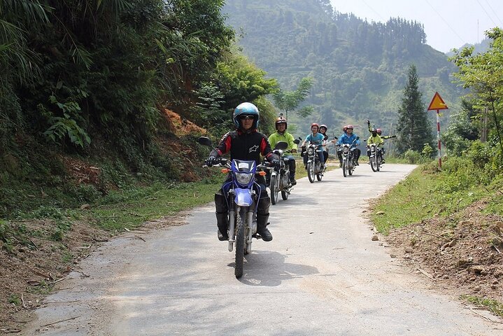 Ha Giang Loop 4 Jours 3 Nuits Tour à moto avec cavalier facile
