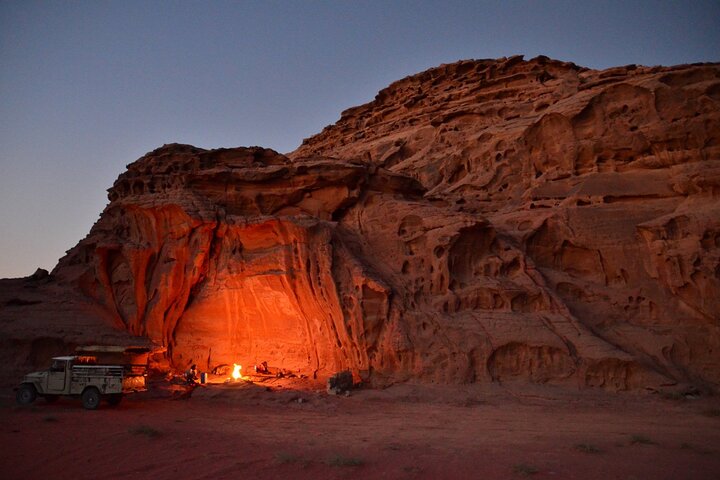 Wadi Rum: Explorer Jeep Tour PASS + lokaal eten + optioneel verblijf