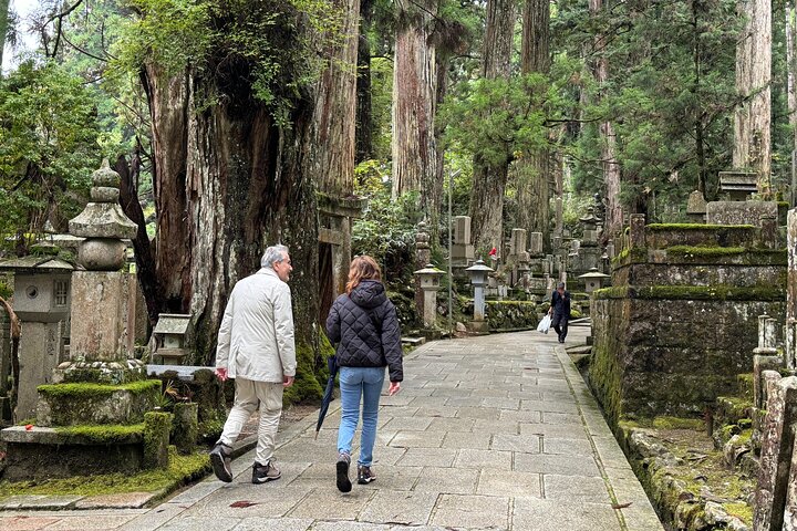 Koyasan : Visita obligada al cementerio Okuno-in 2 - Visita guiada de una hora