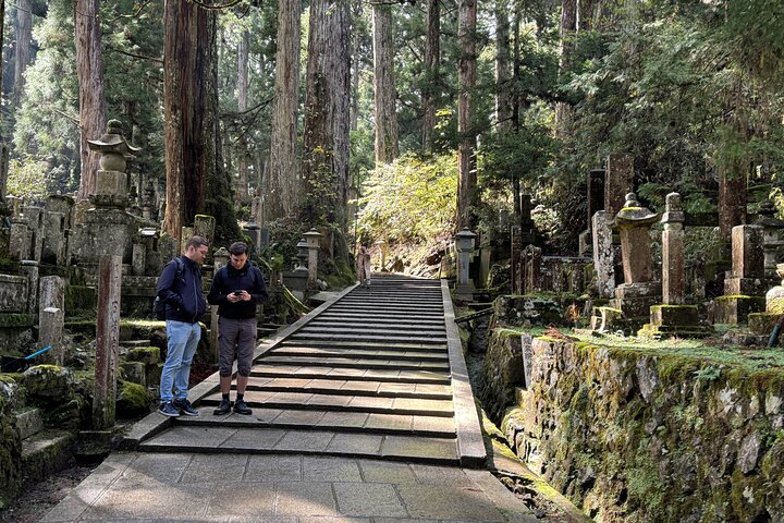 Koyasan : Visita obligada al cementerio Okuno-in 2 - Visita guiada de una hora