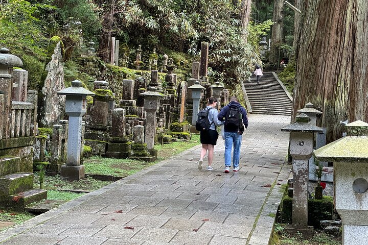 Koyasan : Visita obligada al cementerio Okuno-in 2 - Visita guiada de una hora