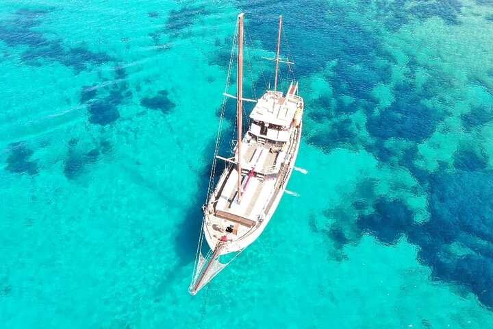 Antiparos & Despotiko: Zwemmen, verkennen en genieten van lunch vanuit Paros