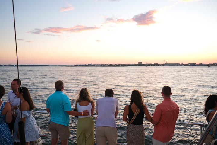Hoteller i nærheten av Charleston Iconic Sunset Sail - Lux Catamaran w/Bar & Bad