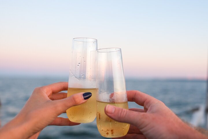 Hoteller i nærheten av Charleston Iconic Sunset Sail - Lux Catamaran w/Bar & Bad