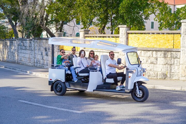 Makarska: Skywalk Tour med en Tuk Tuk - Skip the line billett