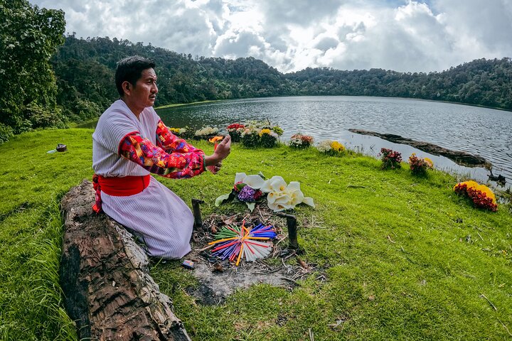 Escursione al Lago Sacro Chicabal, poi Tour di un villaggio Maya - Giornata intera