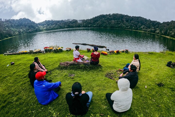 Escursione al Lago Sacro Chicabal, poi Tour di un villaggio Maya - Giornata intera