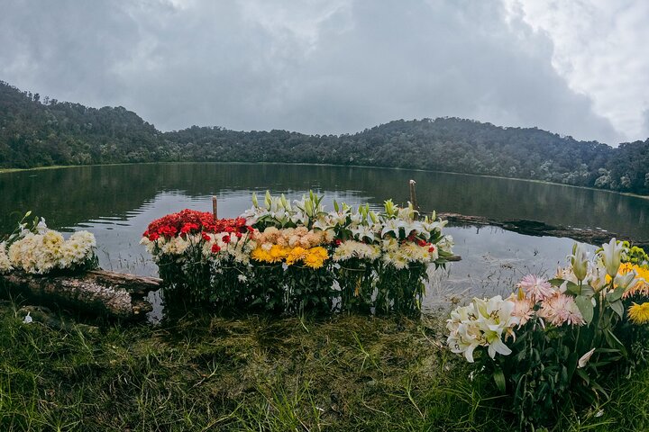 Escursione al Lago Sacro Chicabal, poi Tour di un villaggio Maya - Giornata intera