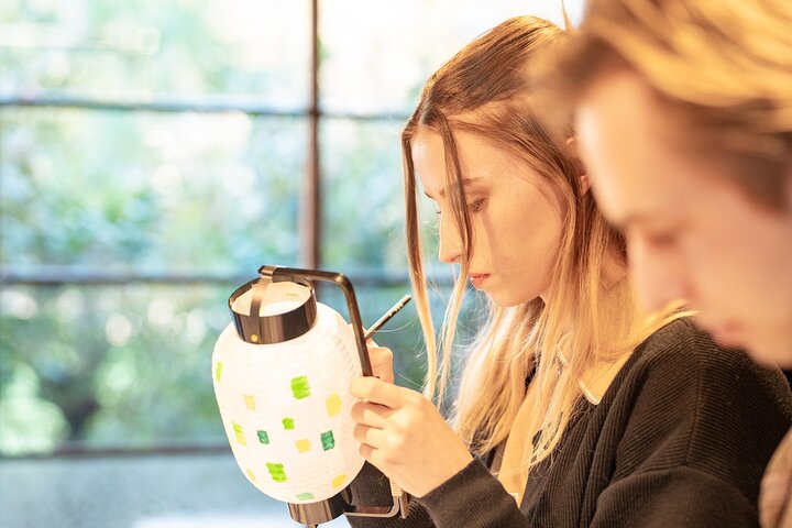 Lantern og mini japansk paraply maleri med håndverker besøk