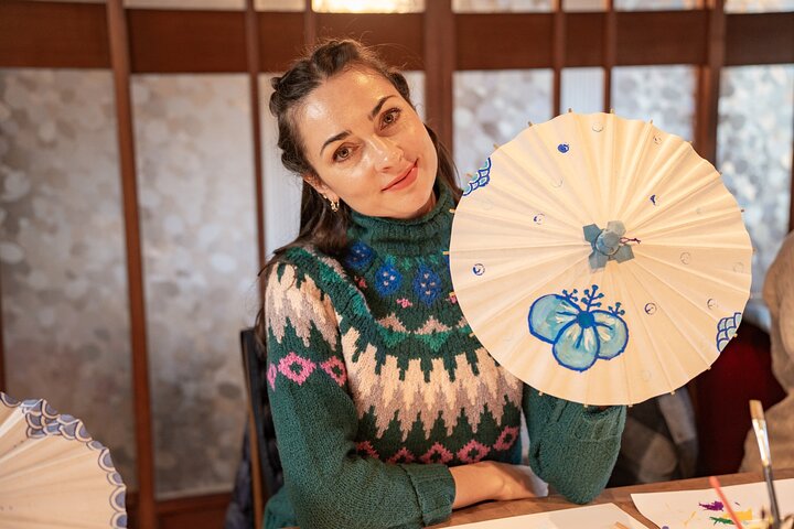 Lantern og mini japansk paraply maleri med håndverker besøk