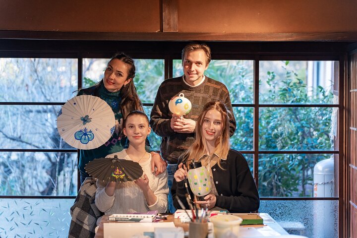 Lantern og mini japansk paraply maleri med håndverker besøk