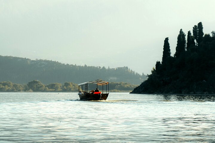 Skadar Lake National Park Guidad båttur med träbåt