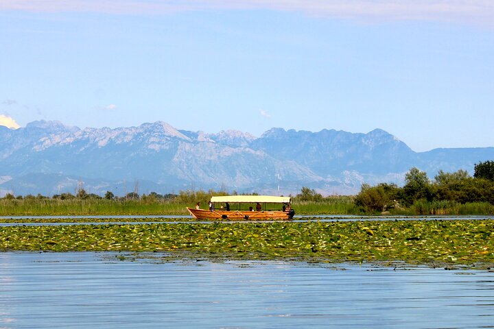 Skadar Lake National Park Guidad båttur med träbåt