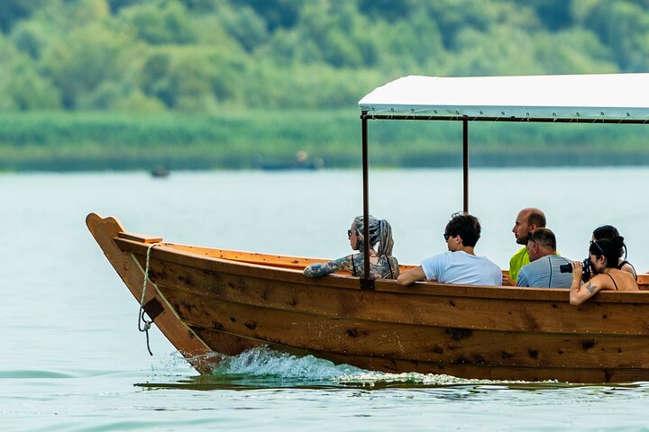 Skadar Lake National Park Guidad båttur med träbåt