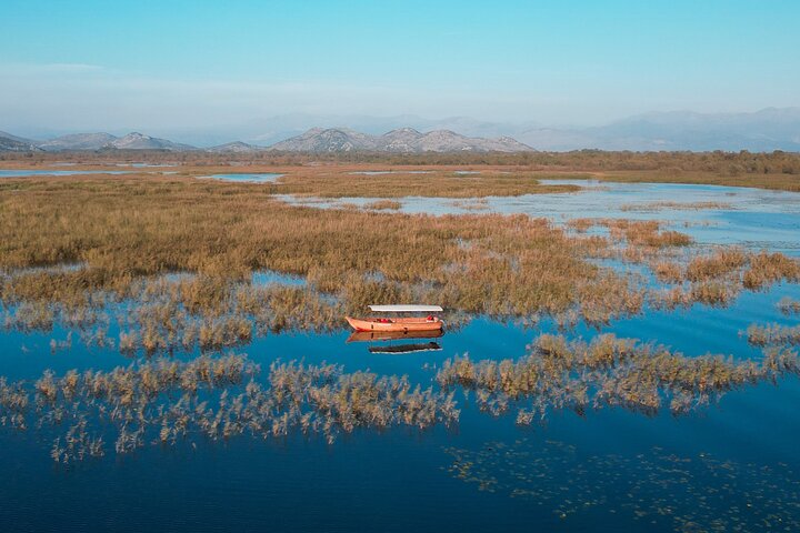 Privat tur i Skadar Lake National Park med træbåd og vin
