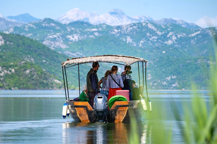 Privat tur i Skadar Lake National Park med træbåd og vin
